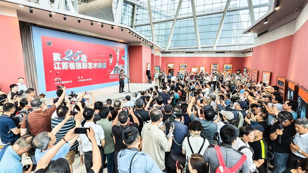 开幕式现场人声鼎沸、气氛热烈-余萍-摄.jpg