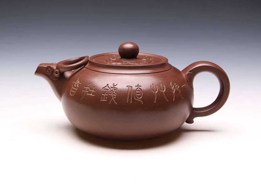 101紫砂《牛气冲天壶》汪寅仙8.5×18.2×12.5（cm）.jpg