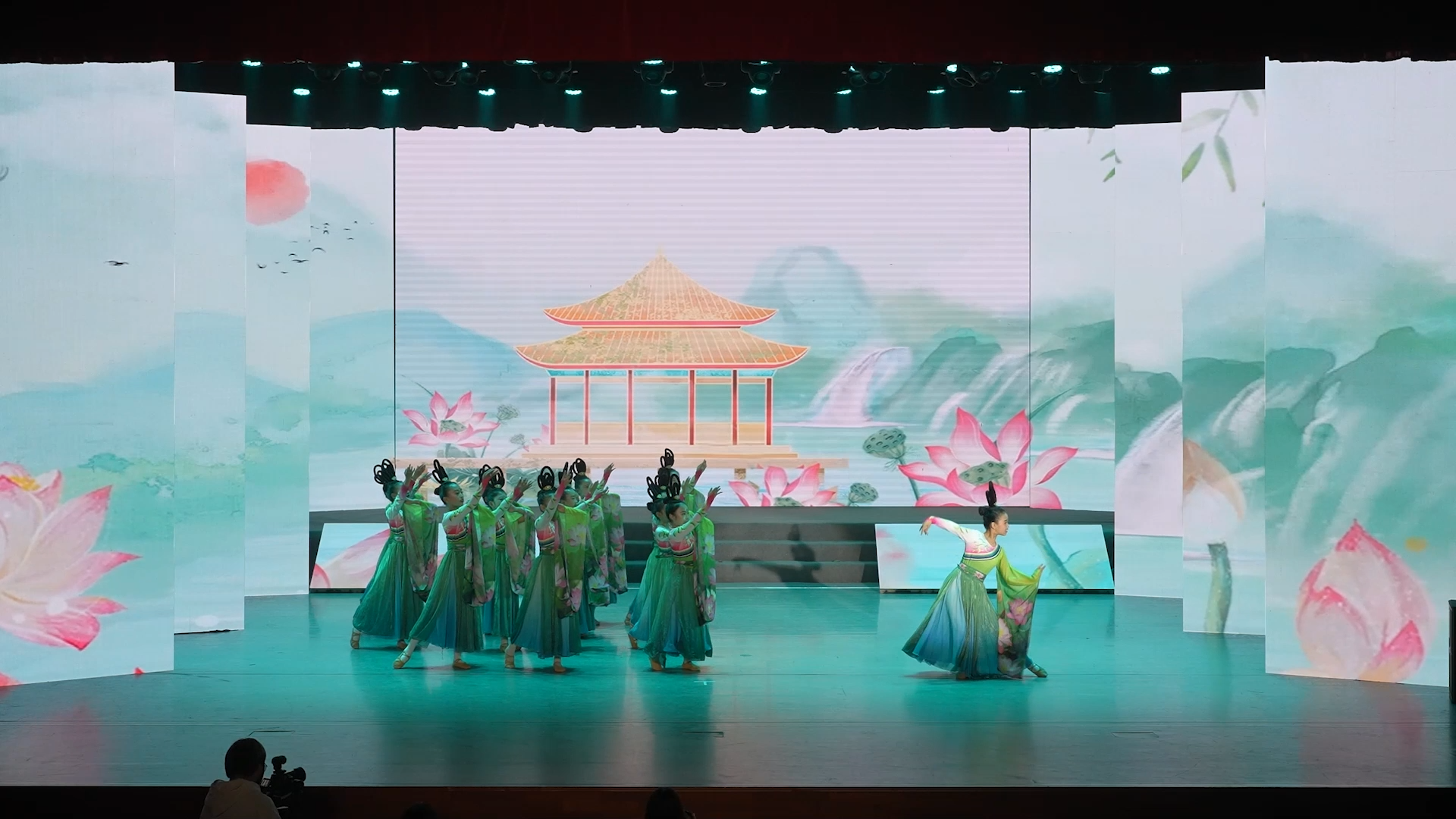 14舞蹈《流水浮莲》表演单位：南通飞天宝[00_01_39][20231127-135155].png